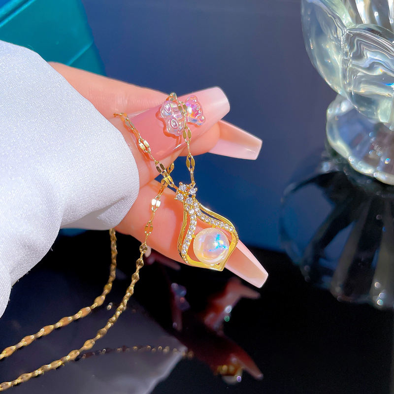 Collar dorado con linda perla