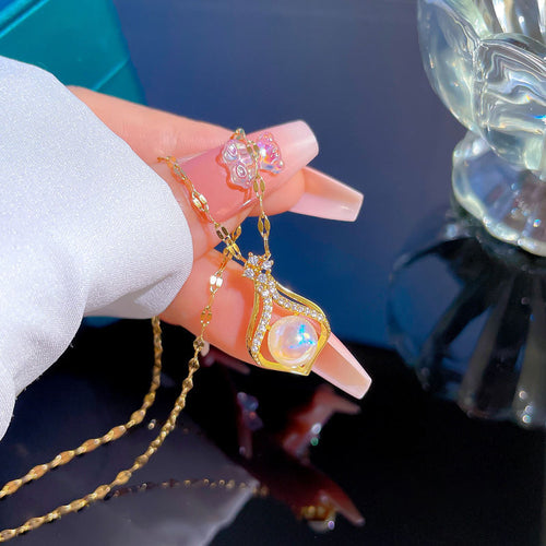 Collar dorado con linda perla